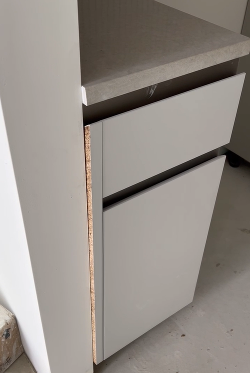 Cabinet detail. The reference mock-up installed on site remains the Site Manager’s anchor for spec verification.