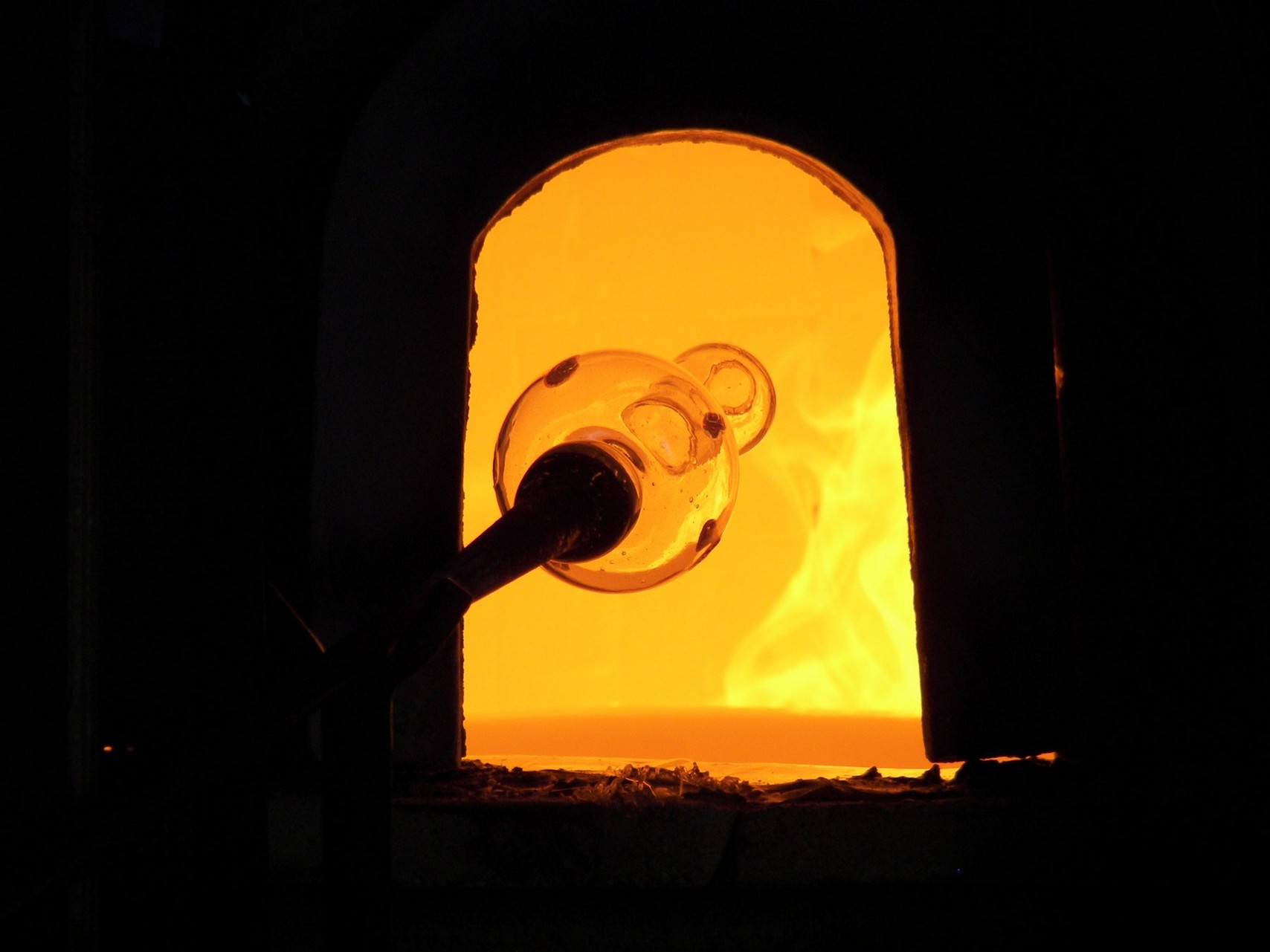 Bubbles and thicknesses: the signature of a blown piece, and what tolerance is measured against across many units.